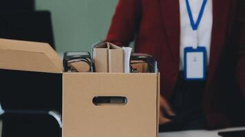 verärgert weiblich Mitarbeiter Verpackung Besitz im Kasten, frustriert betont Mädchen bekommen gefeuert von Job bereit zu verlassen auf zuletzt Tag beim arbeiten. traurig Büro Arbeiter verzweifelt von Arbeit video