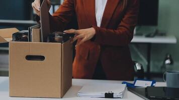 dérangé femelle employé emballage affaires dans boîte, frustré stressé fille avoir mis à la porte de emploi prêt à laisser sur dernier journée à travail. triste Bureau ouvrier désespéré de travail video