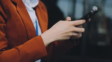 silhouette d'une photo recadrée d'un jeune homme travaillant à domicile à l'aide d'un smartphone et d'un ordinateur portable, les mains de l'homme utilisant un smartphone à l'intérieur, un homme sur son lieu de travail utilisant la technologie, une lumière parasite video