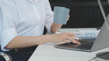 jovem mulher comércio eletrônico negócios trabalhador bebendo café às escritório video