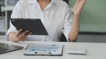 mulher de negócios usando a calculadora para fazer finanças matemáticas na mesa de madeira no escritório e no plano de trabalho de negócios, impostos, contabilidade, estatísticas e conceito de pesquisa analítica video