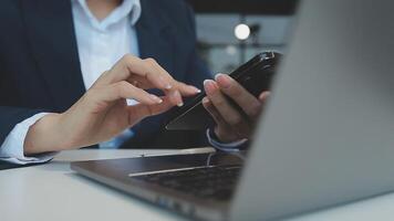 silhouet van bijgesneden schot van een jong Mens werken van huis gebruik makend van slim telefoon en notitieboekje computer, man's handen gebruik makend van slim telefoon in interieur, Mens Bij zijn werkplaats gebruik makend van technologie, gloed licht video