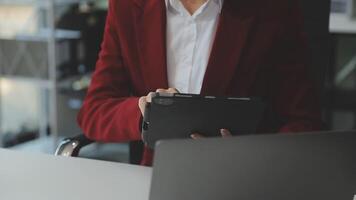 Mujer de negocios que usa la calculadora para hacer finanzas matemáticas en un escritorio de madera en la oficina y el fondo de trabajo empresarial, impuestos, contabilidad, estadísticas y concepto de investigación analítica video