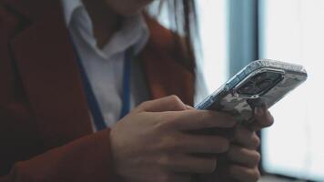 silhueta de tiro recortado de um jovem trabalhando em casa usando telefone inteligente e notebook, mãos do homem usando telefone inteligente no interior, homem em seu local de trabalho usando tecnologia, sinalizador de luz video