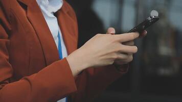 silhouette d'une photo recadrée d'un jeune homme travaillant à domicile à l'aide d'un smartphone et d'un ordinateur portable, les mains de l'homme utilisant un smartphone à l'intérieur, un homme sur son lieu de travail utilisant la technologie, une lumière parasite video