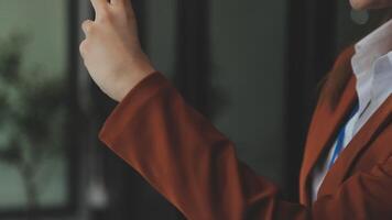 silhouette d'une photo recadrée d'un jeune homme travaillant à domicile à l'aide d'un smartphone et d'un ordinateur portable, les mains de l'homme utilisant un smartphone à l'intérieur, un homme sur son lieu de travail utilisant la technologie, une lumière parasite video