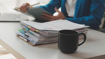 Jeune femme commerce électronique affaires ouvrier en buvant café à Bureau video