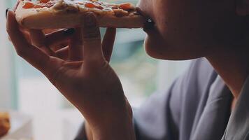gelukkig vrouw aan het eten plak van pizza Bij trottoir cafe video
