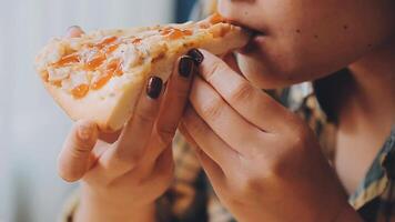 feliz mulher comendo fatia do pizza às calçada cafeteria video