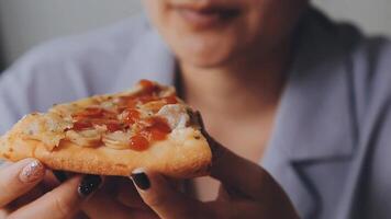 contento mujer comiendo rebanada de Pizza a acera café video