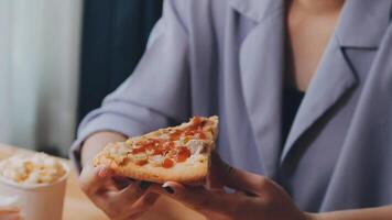 glücklich Frau Essen Scheibe von Pizza beim Bürgersteig Cafe video