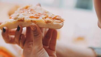 feliz mulher comendo fatia do pizza às calçada cafeteria video