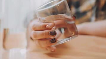 nourriture, loisir et gens concept - content souriant homme ayant dîner à restaurant et verser l'eau de cruche à verre video