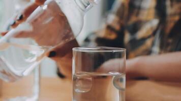 nourriture, loisir et gens concept - content souriant homme ayant dîner à restaurant et verser l'eau de cruche à verre video