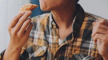 glücklich Frau Essen Scheibe von Pizza beim Bürgersteig Cafe video