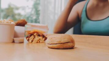 uomo è mangiare nel un' ristorante e godendo delizioso cibo video