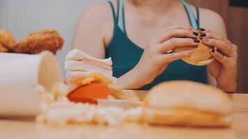 uomo è mangiare nel un' ristorante e godendo delizioso cibo video