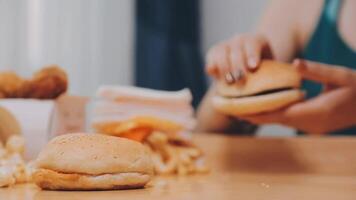 homem é comendo dentro uma restaurante e desfrutando delicioso Comida video