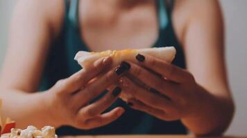 homem dentro uma restaurante comendo uma Hamburger, ele é com fome e tendo uma Boa morder. hamburguer jantar video