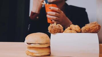 une femme mange avec génial plaisir, une femme mange une Burger, nourriture video