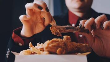 schließen oben Fokus Frau Hand halt gebraten Hähnchen zum iss, Mädchen mit schnell Essen Konzept video