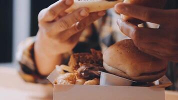 hombre es comiendo en un restaurante y disfrutando delicioso comida video