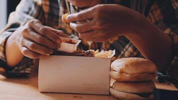 vicino su messa a fuoco donna mano hold fritte pollo per mangia, ragazza con veloce cibo concetto video