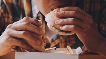 hombre es comiendo en un restaurante y disfrutando delicioso comida video