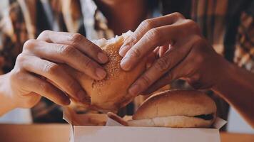 homem é comendo dentro uma restaurante e desfrutando delicioso Comida video