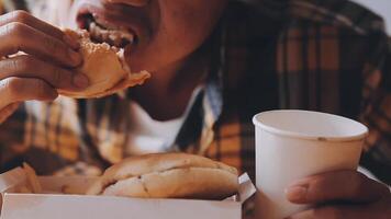 hombre es comiendo en un restaurante y disfrutando delicioso comida video