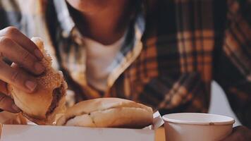 uomo è mangiare nel un' ristorante e godendo delizioso cibo video