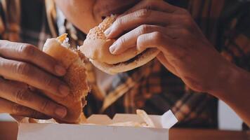 homem é comendo dentro uma restaurante e desfrutando delicioso Comida video