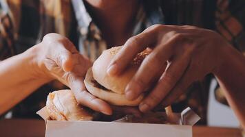 uomo è mangiare nel un' ristorante e godendo delizioso cibo video