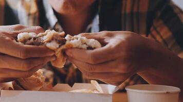 hombre es comiendo en un restaurante y disfrutando delicioso comida video