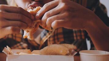 homem é comendo dentro uma restaurante e desfrutando delicioso Comida video