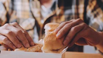 hombre es comiendo en un restaurante y disfrutando delicioso comida video