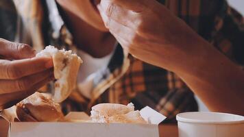 homem é comendo dentro uma restaurante e desfrutando delicioso Comida video