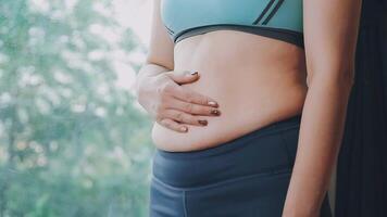 donne corpo Grasso gonfiarsi. obeso donna mano Tenere eccessivo pancia Grasso. dieta stile di vita concetto per ridurre pancia e forma su salutare stomaco muscolo. video