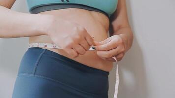 femmes corps graisse ventre. obèse femme main en portant excessif ventre graisse. régime mode de vie concept à réduire ventre et forme en haut en bonne santé estomac muscle. video