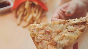 Lycklig kvinna äter skiva av pizza på trottoar Kafé video