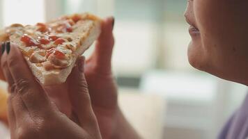 feliz mulher comendo fatia do pizza às calçada cafeteria video