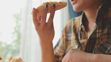 glücklich Frau Essen Scheibe von Pizza beim Bürgersteig Cafe video