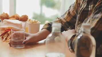 nourriture, loisir et gens concept - content souriant homme ayant dîner à restaurant et verser l'eau de cruche à verre video