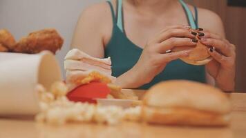 uomo è mangiare nel un' ristorante e godendo delizioso cibo video