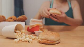 Mens is aan het eten in een restaurant en genieten van heerlijk voedsel video