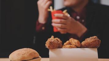 une femme mange avec génial plaisir, une femme mange une Burger, nourriture video