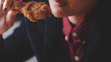 vicino su messa a fuoco donna mano hold fritte pollo per mangia, ragazza con veloce cibo concetto video