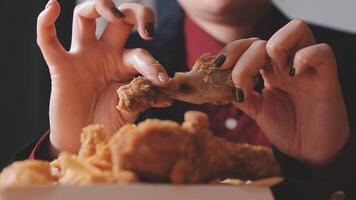 stänga upp fokus kvinna hand håll friterad kyckling för ät, flicka med snabb mat begrepp video