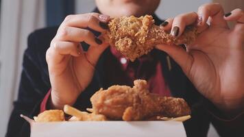 vicino su messa a fuoco donna mano hold fritte pollo per mangia, ragazza con veloce cibo concetto video