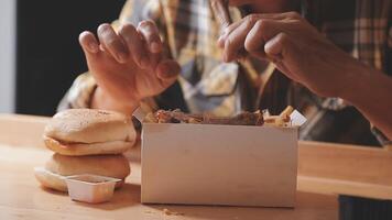 schließen oben Fokus Frau Hand halt gebraten Hähnchen zum iss, Mädchen mit schnell Essen Konzept video